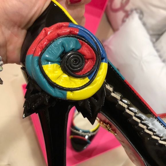 Betsy Johnson peep toe pumps in patent size 9 - Picture 6 of 8